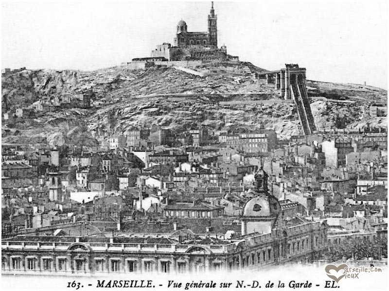Une vue des ascenseurs, depuis l'actuelle place Cézanne, au cours Julien. Au premier plan, la Préfecture.